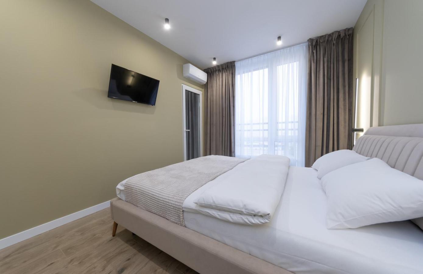 Luxury Apartment Near Metro Station Osokorky Kiev Eksteriør billede